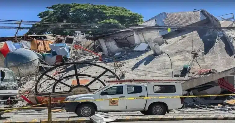 El número de víctimas mortales provocadas por el potente terremoto de magnitud 7.8 que sacudió la isla de Mindanao,