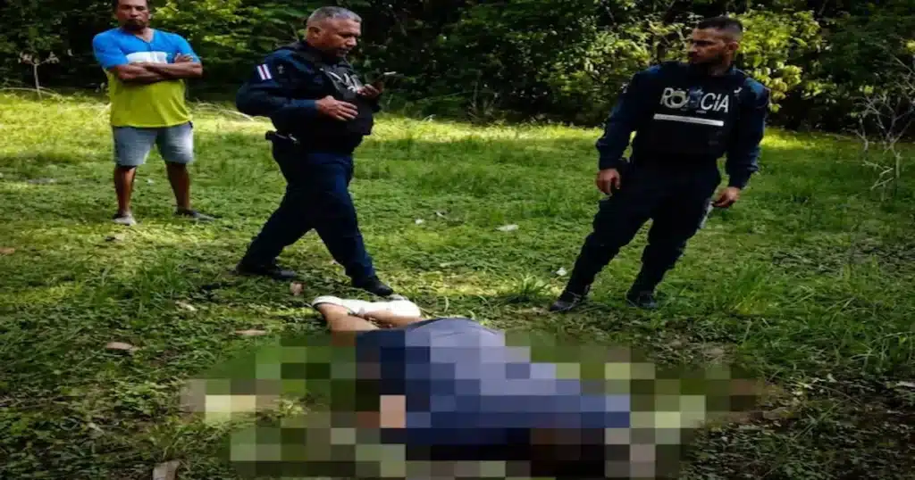 De acuerdo con las primeras investigaciones, el hombre habría salido de su jornada laboral y, al pasar frente a una propiedad donde había árboles de mango, ingresó presuntamente