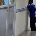 Hombre es captado orando de rodillas afuera de una UCI