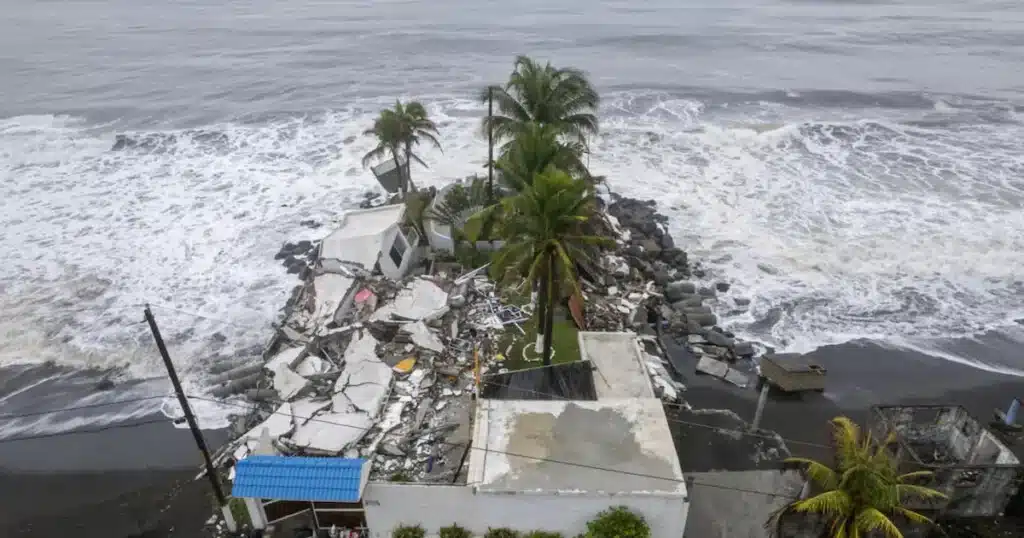 La tormenta Cristina se debilitó este miércoles y fue reclasificada como depresión tropical frente a las costas del Pacífico centroamericano,