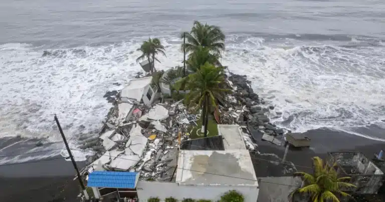 La tormenta Cristina se debilitó este miércoles y fue reclasificada como depresión tropical frente a las costas del Pacífico centroamericano,