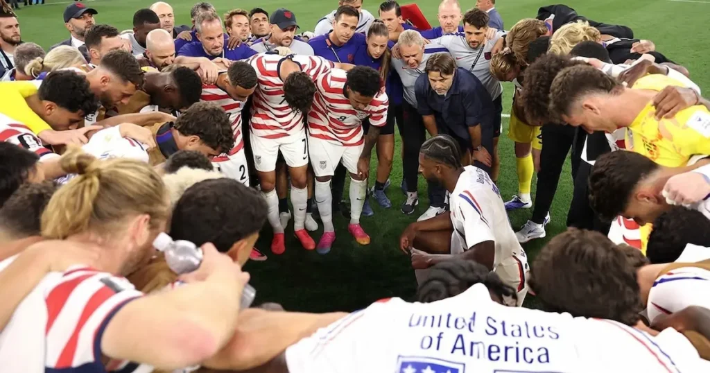 La selección de Estados Unidos protagonizó un momento de fe y gratitud luego de su contundente victoria por 4-1 sobre Paraguay en su debut en el Mundial 2026.