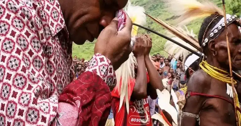 Una emotiva escena que ha resurgido en redes sociales está tocando nuevamente el corazón de miles de creyentes alrededor del mundo.