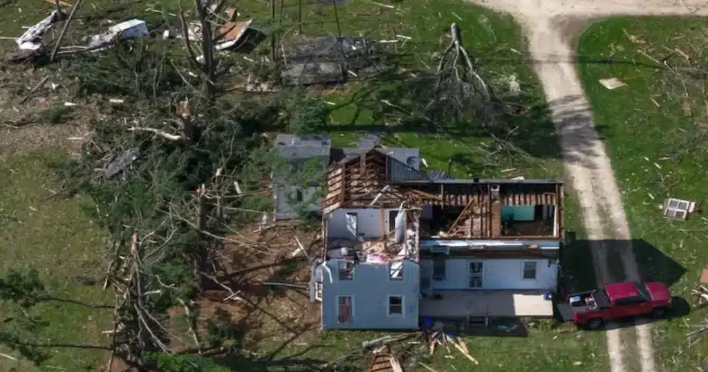 Una violenta oleada de tornados dejó al menos tres personas muertas y provocó severos daños en varios estados del Medio Oeste de Estados Unidos