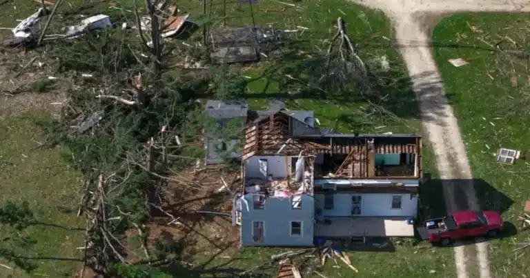 Una violenta oleada de tornados dejó al menos tres personas muertas y provocó severos daños en varios estados del Medio Oeste de Estados Unidos