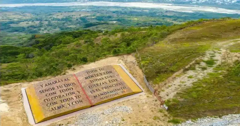 En los cerros de Buena Vista, a las afueras de Yopal, Casanare, se encuentra uno de los monumentos religiosos más singulares de Colombia: u