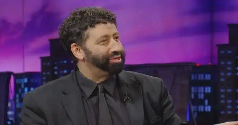 El autor y rabino judío mesiánico Jonathan Cahn reveló que él fue el pasajero atacado durante el violento incidente
